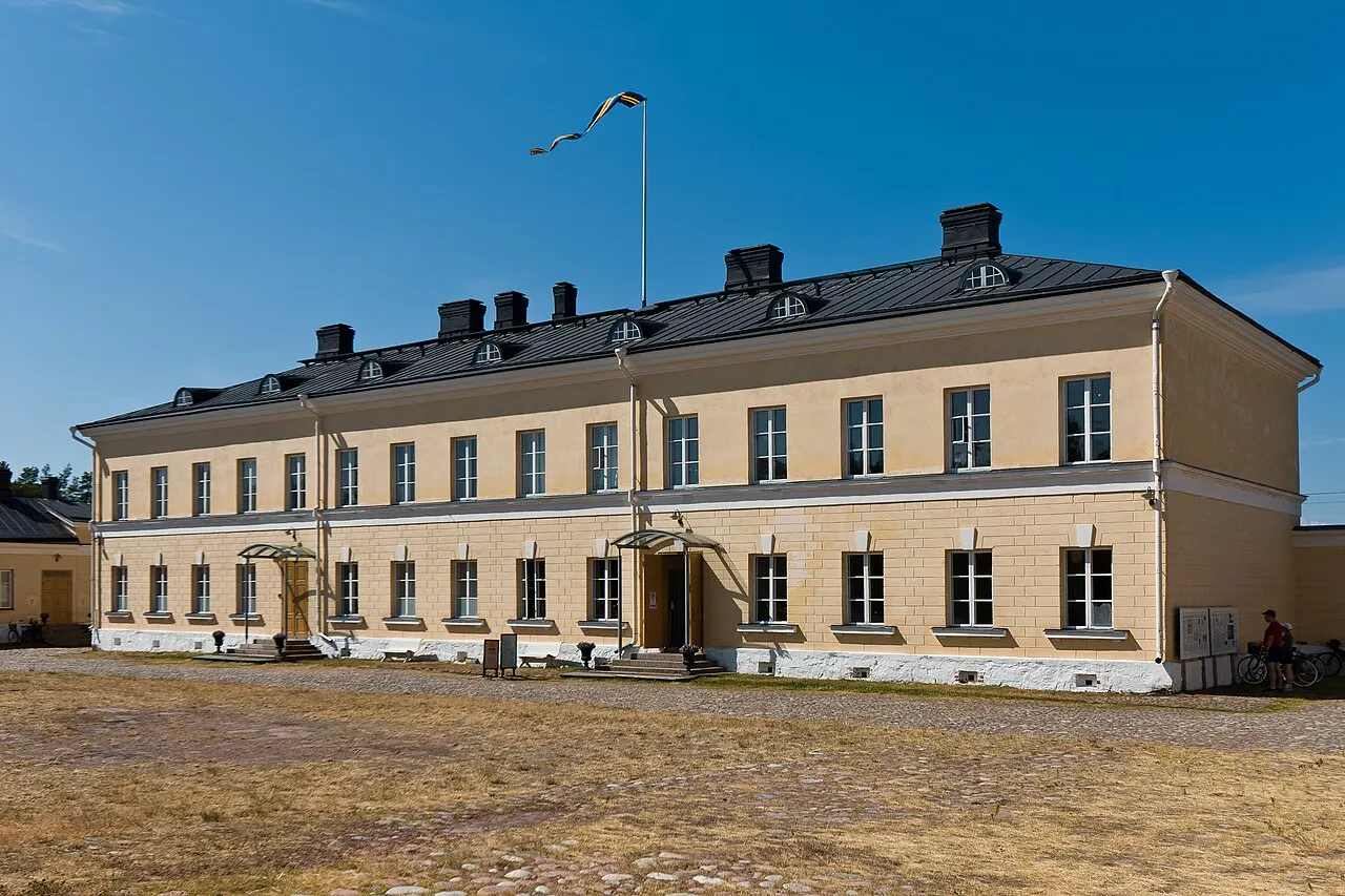 Nykyisin museona toimivan Eckerön posti- ja tullitalon päärakennus. Rakennus valmistui 1828 ja sen ovat suunnitelleet arkkitehdit Carl…