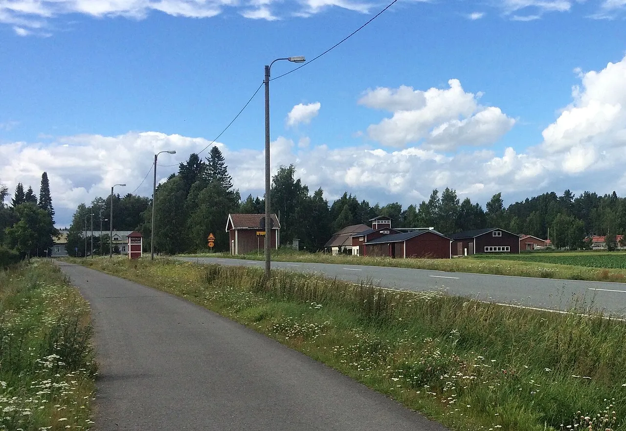 Hauhon Eteläisten kylää seututie 305:n varrelta pohjoiseen kuvattuna.