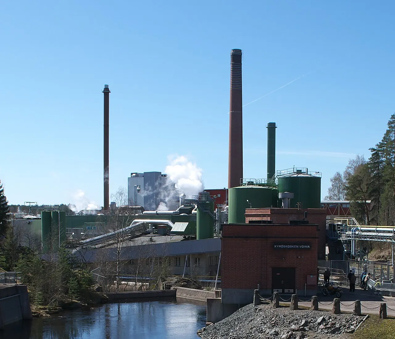 Metsä Board Kyro paperitehdas. Kyröskosken vesivoimalaitos etualalla.