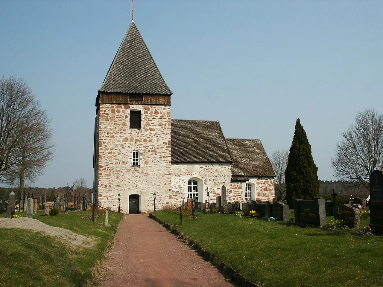 Hammarlandin kirkko Ahvenanmaalla, näkymä pääportilta katsottuna, kivikirkko v. 1300