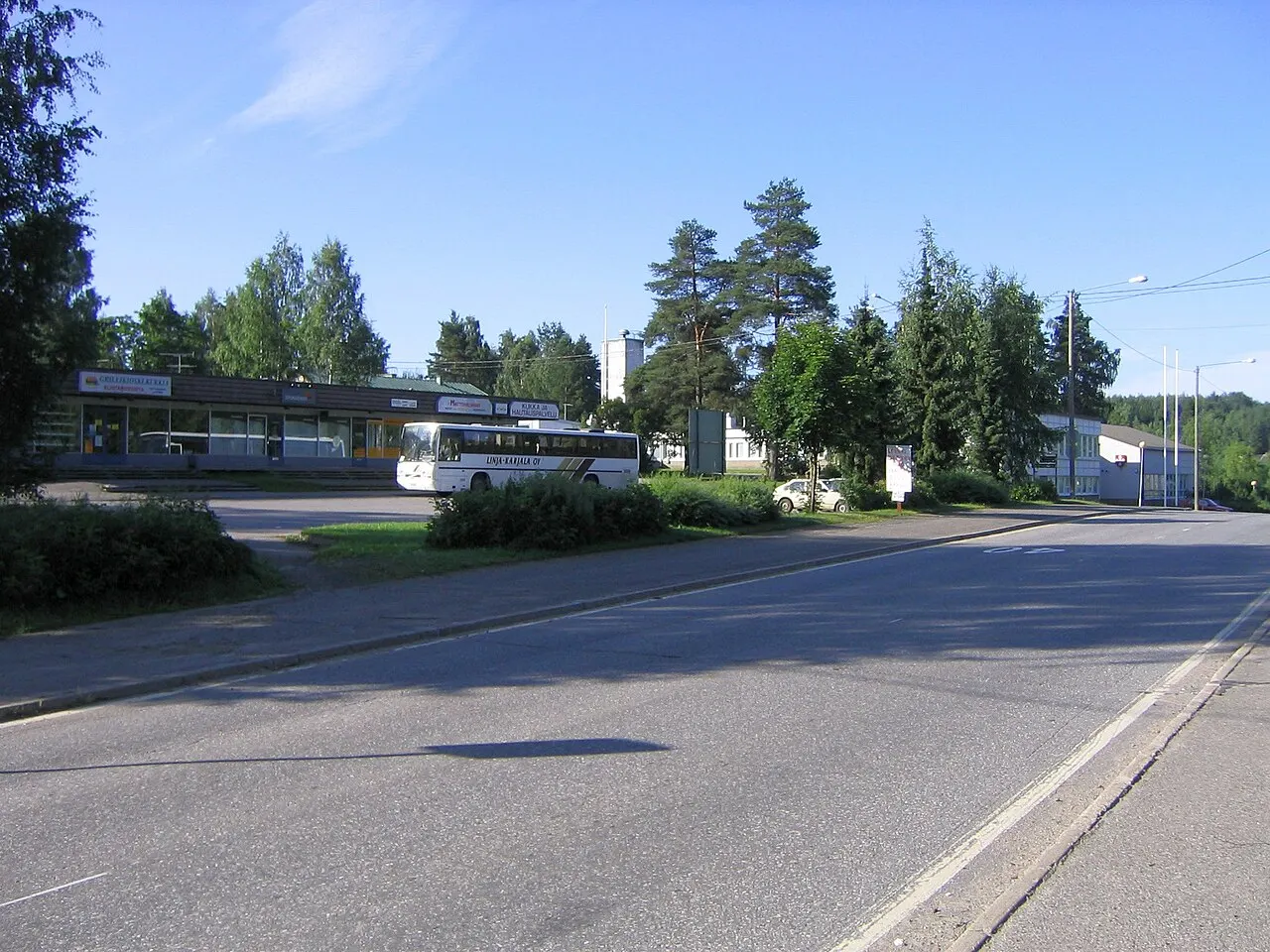 Seututien 484 varrella Joensuun Hammaslahdessa sijaitsevat entisen Pyhäselän kunnantalo ja vanha liikerakennus.