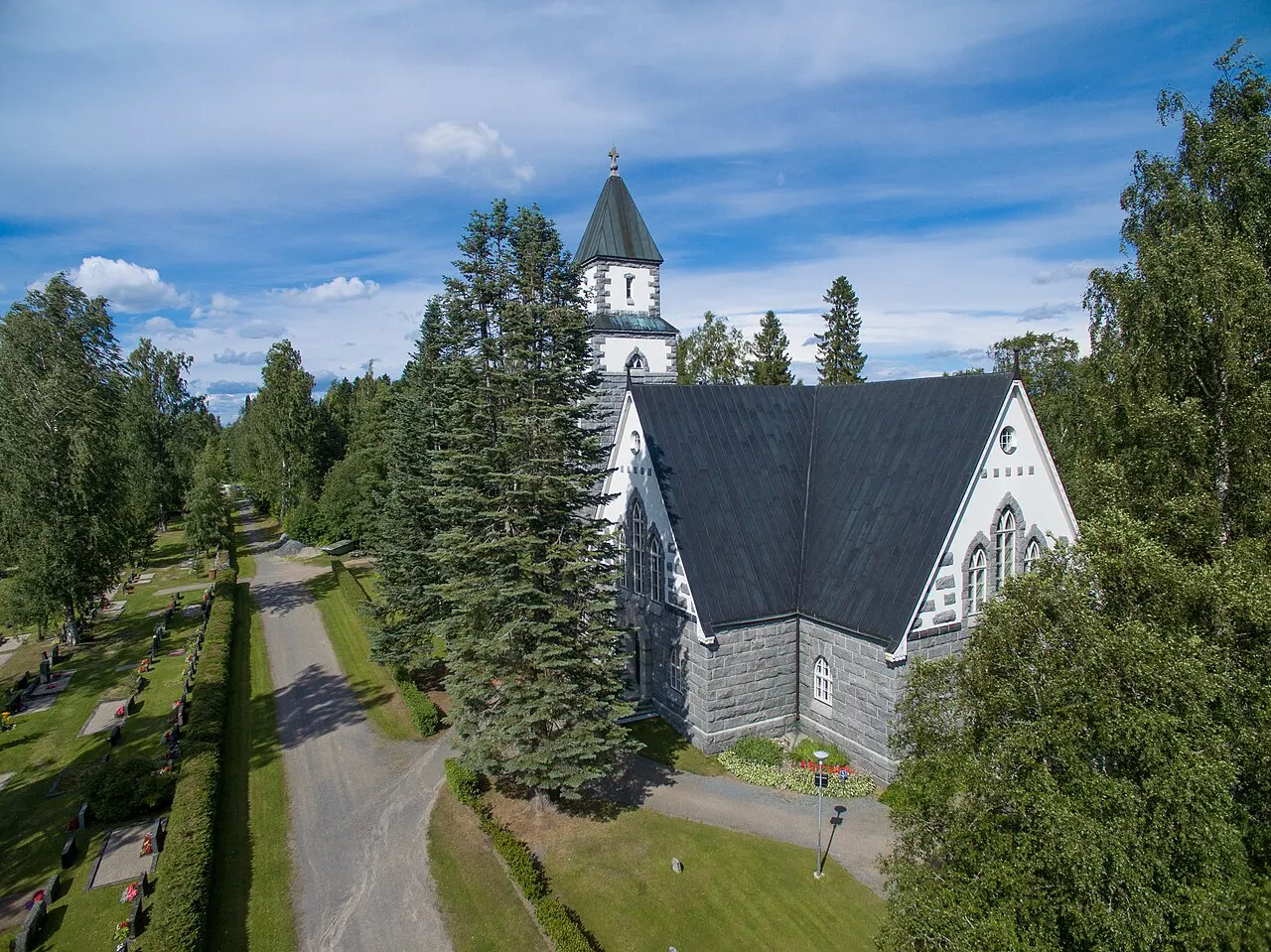 Hirvensalmen kirkko kuvattu ilmasta 2.8.2015