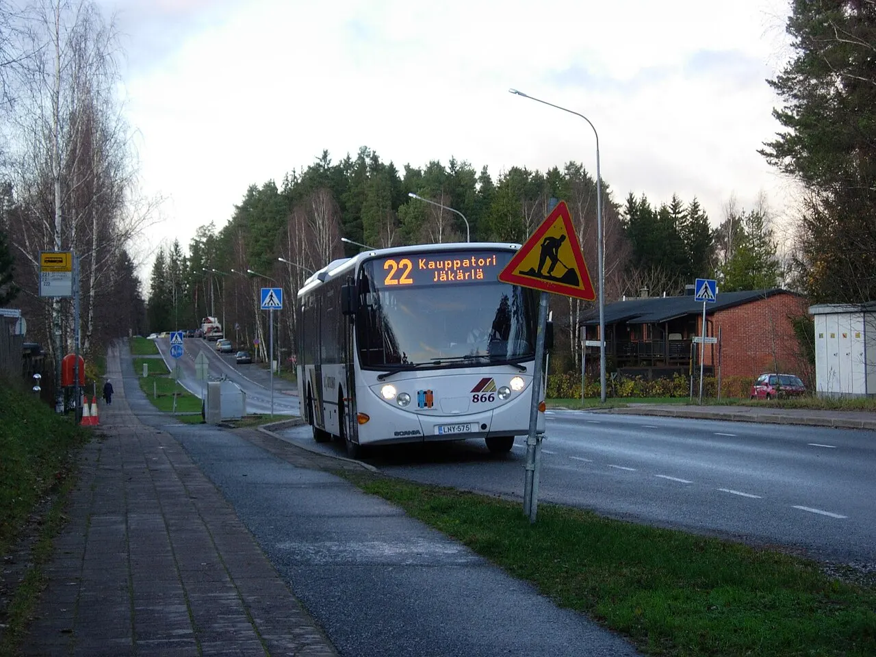 Talolankatu 8-14, Jäkärlä, Turku. Savonlinjan Scania K230UB / Lahti Scala (no. 866, LNY-575) on line 22.
