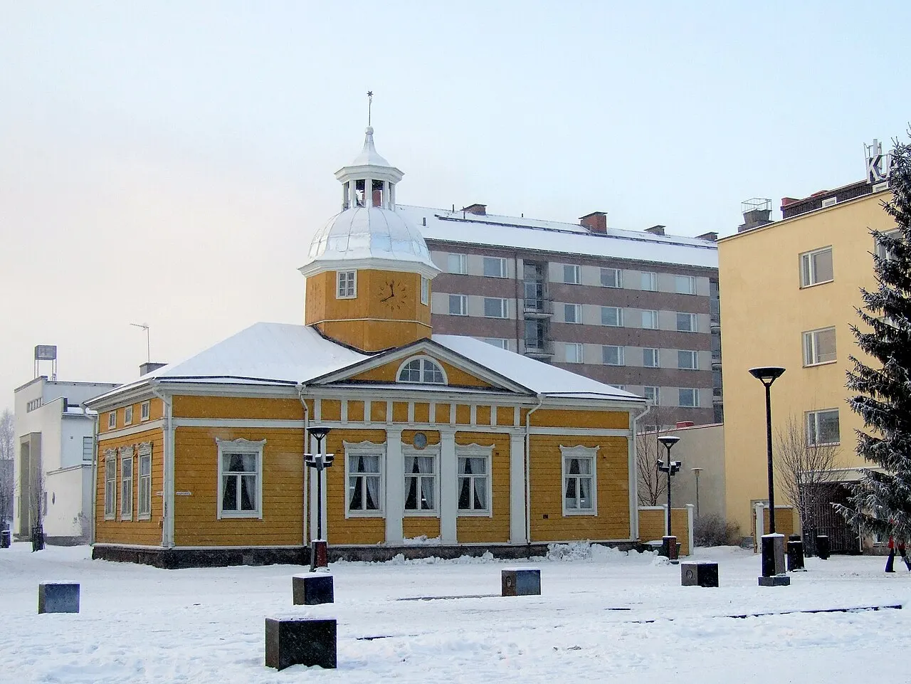 Kajaanin raatihuone. Raatihuoneen on suunnitellut Carl Ludvig Engel ja se on valmistunut 1831