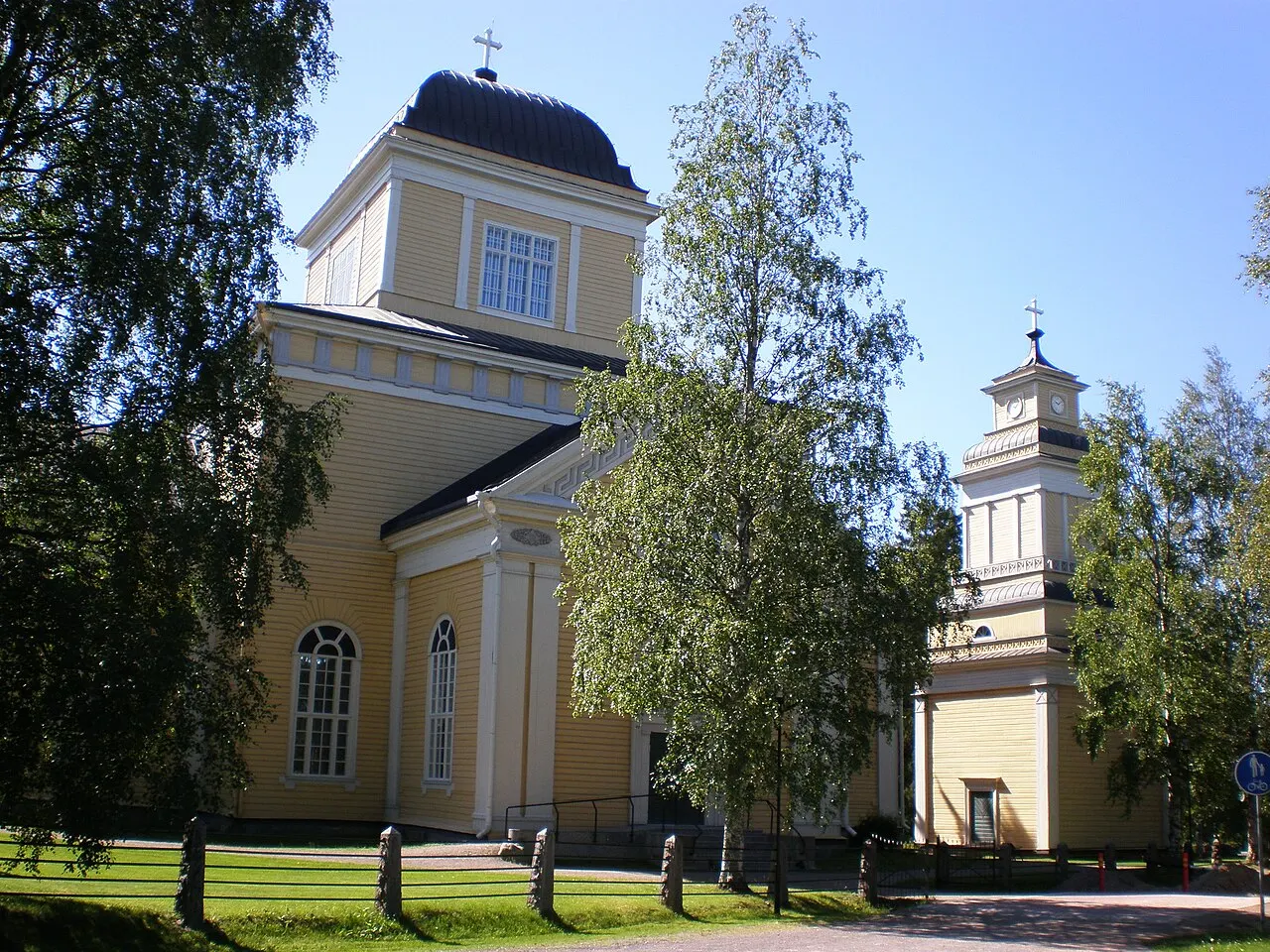 Karstulan kirkko ja kellotapuli. Kirkko on rakennettu vuosina 1851–1853, ja sen on suunnitellut Anders Fredrik Granstedt. Kellotapuli on…