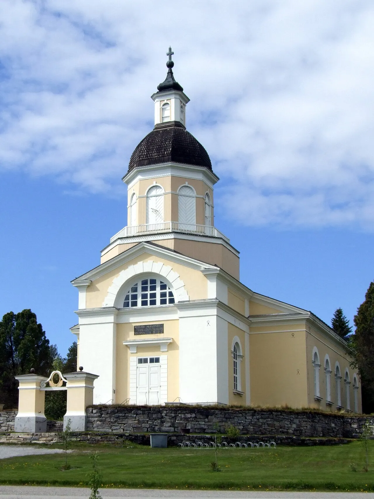 Keminmaan kirkko. Kirkon on suunnitellut Carl Ludvig Engel ja se on valmistunut 1827