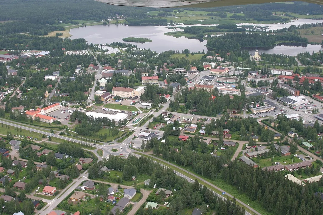 Kiuruveden keskusta kesällä 2007 ilmasta kuvattuna. Kuvan oton aikana Kiuruvedellä oli meneillään Vihreät Niityt -iskelmätapahtuma…