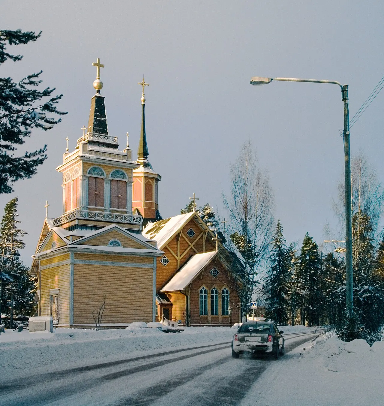 Kivijärven kellotapuli ja kirkko. Etualalla kantatie 58.