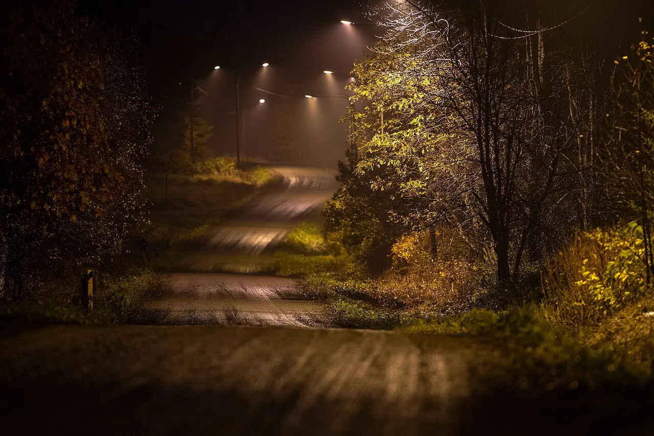 Koroiskyläntie Inkilä, näkymä hiekkatieltä illalla Keminmaalla.