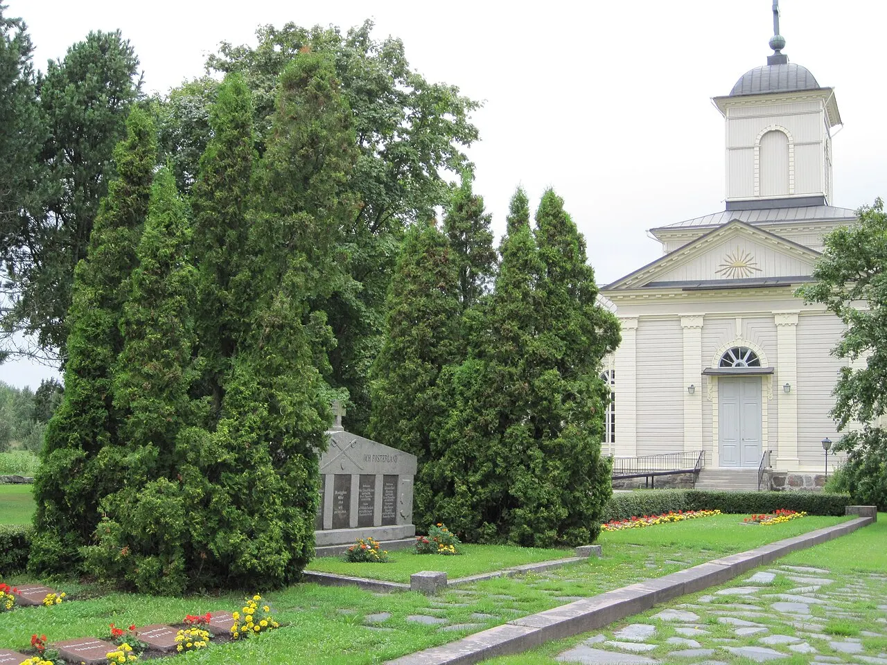 Korsnäsin kirkko, sankarihaudat