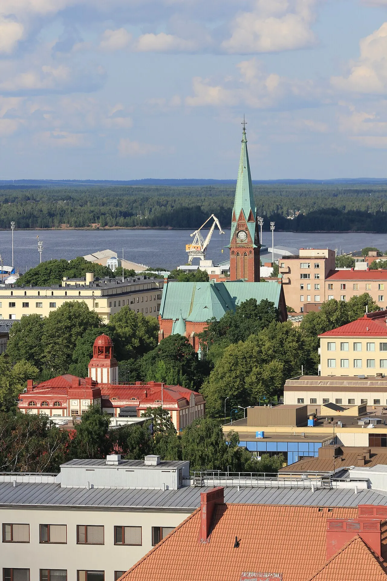 Kotkan kirkko kuvattuna Haukkavuoren näkötornista.