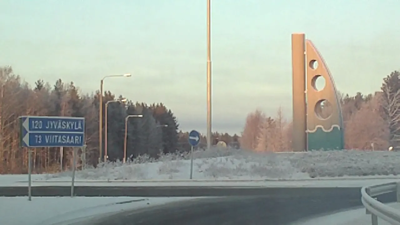 Valtateiden 13 ja 16 kiertoliittymä Kyyjärvellä kuvattuna kaakon (Jyväskylän) suunnasta.