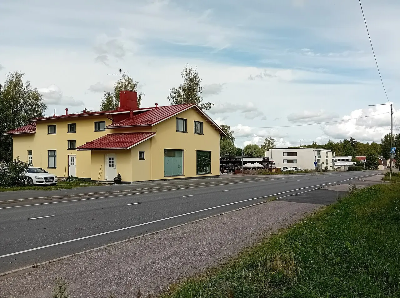 Läyliäisten keskustaa seututie 132:n varrella Lopella.