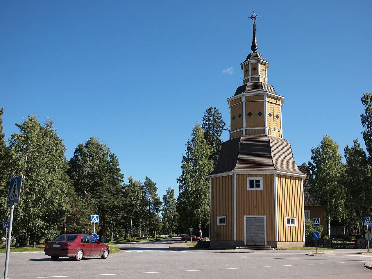 Lemin puukirkon kellotapuli valmistui vuonna 1936. Se on rakennettu 1800-luvun alussa rakennetun kellotapulin mukaiseksi aivan vähäisin…