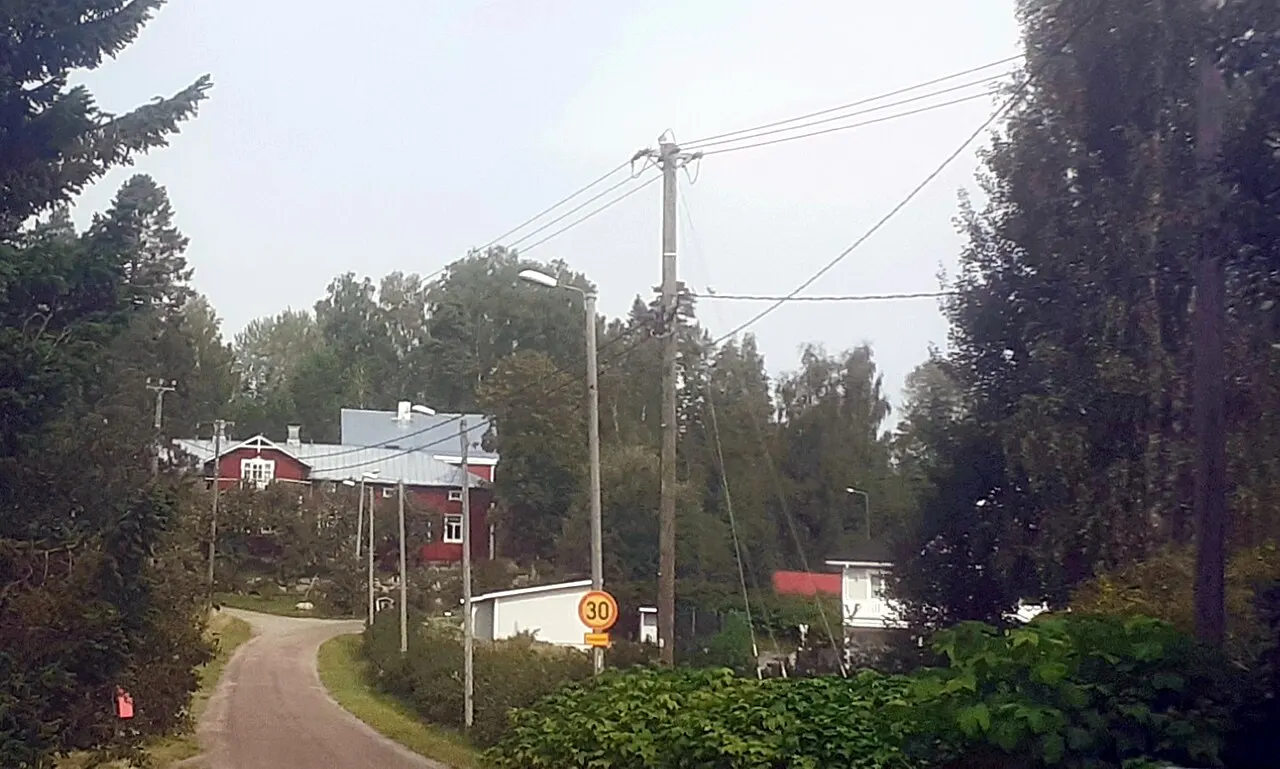 Kouluntie Nurmijärven Leppälammen kylässä.