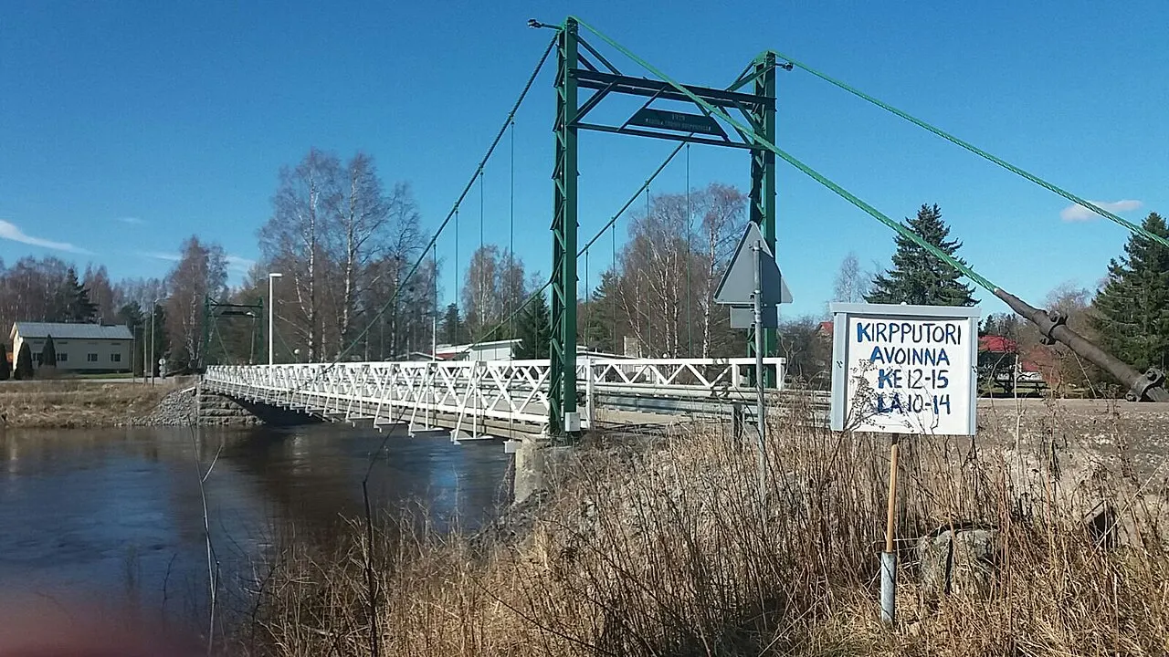 Merikaarron riippusilta keväällä 2018.