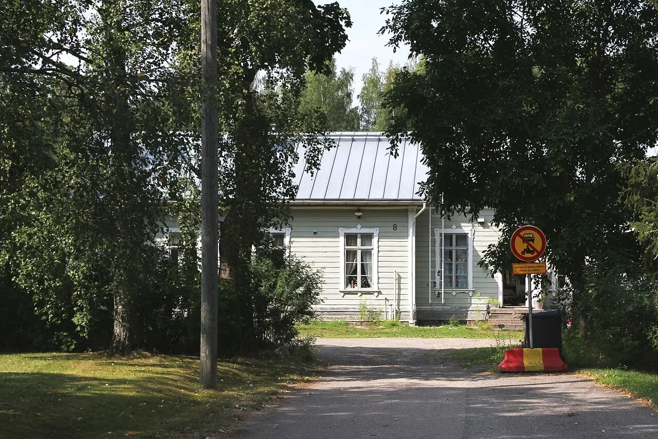 Yksityisomistuksessa oleva Mustion rautatieasema, Karjaa