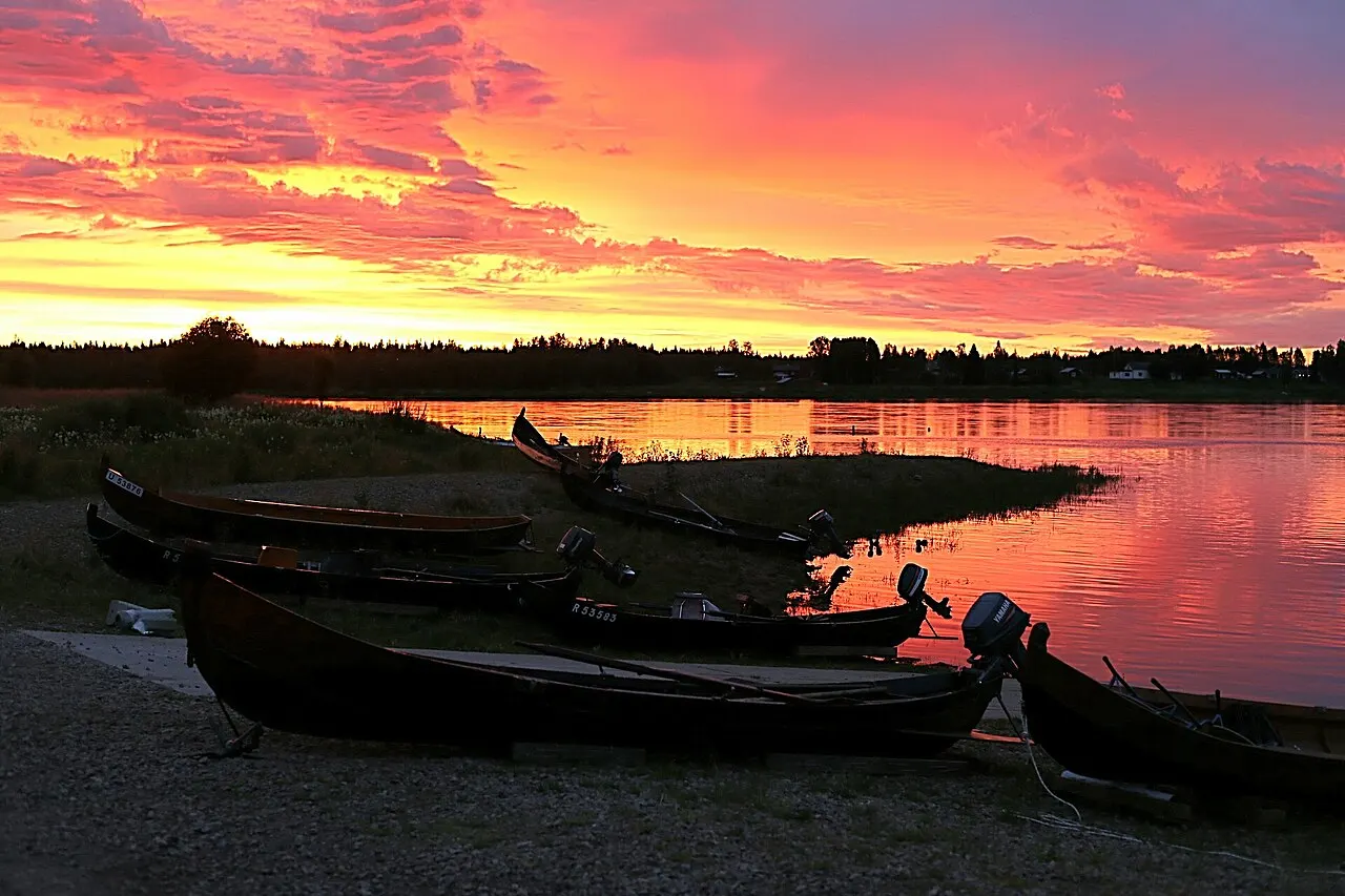 Tornionjoki on Ruotsin ja Suomen rajalla. Kuva Pellon kylästä Lapissa.
