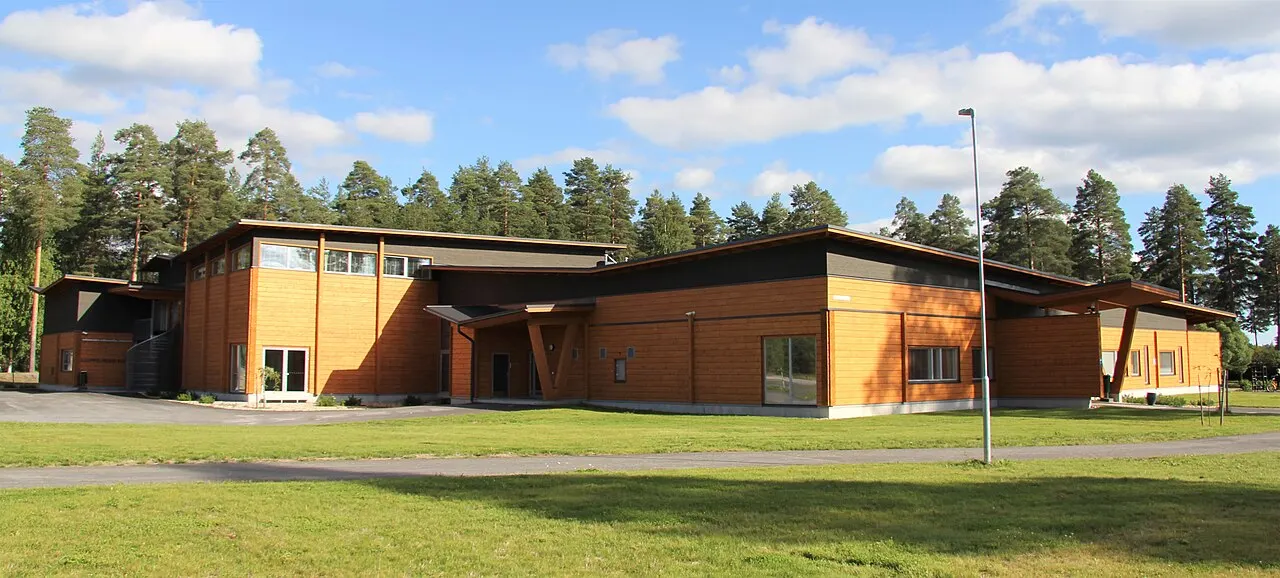 Kauppis-Heikin koulu on puurakenteinen peruskoulun alakoulu Iisalmessa.
