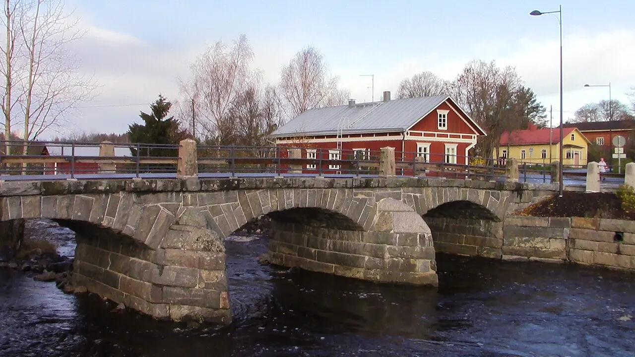 Pomarkun kivisilta läheiseltä kevyen liikenteen sillalta kuvattuna Pomarkussa. Kyseinen silta ylittää Pomarkunjoen.