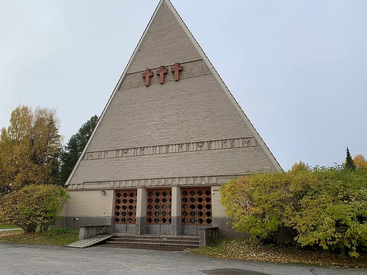 Puolangan kirkko nähtynä kirkon edestä 2.10.2022.
