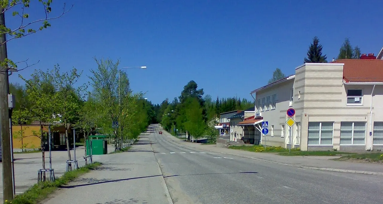 Rautavaaran kirkonkylän halki kulkeva kantatie 87 (Savontie)