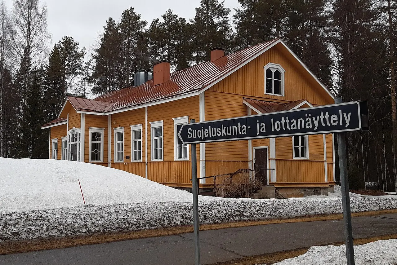 Ristijärven Katvelan Suojeluskunta- ja lottanäyttely sekä vanha koululuokka.