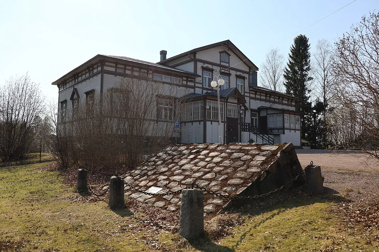 Sälinkään kartano Mäntsälän Sälinkään kylällä. Etualalla Kalle Honkasen kokoama Torppari-muistomerkki vuodelta 1983.