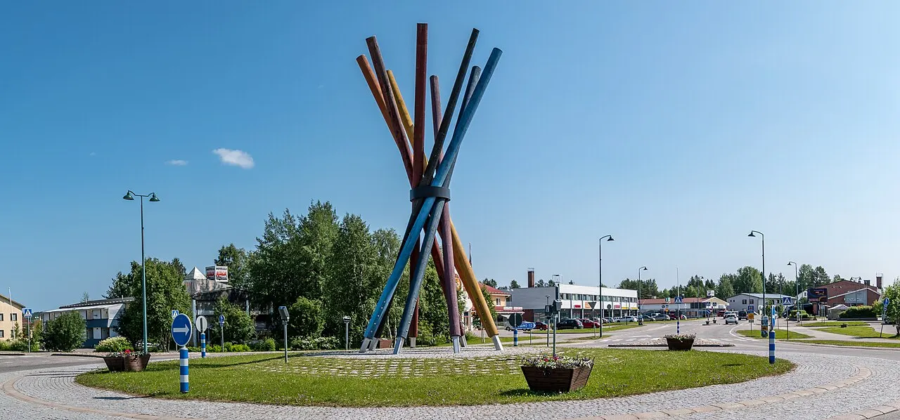 Sallan keskustan liikenneympyrä. Tiet Kuusamoon, Kemijärvelle ja Savukoskelle.