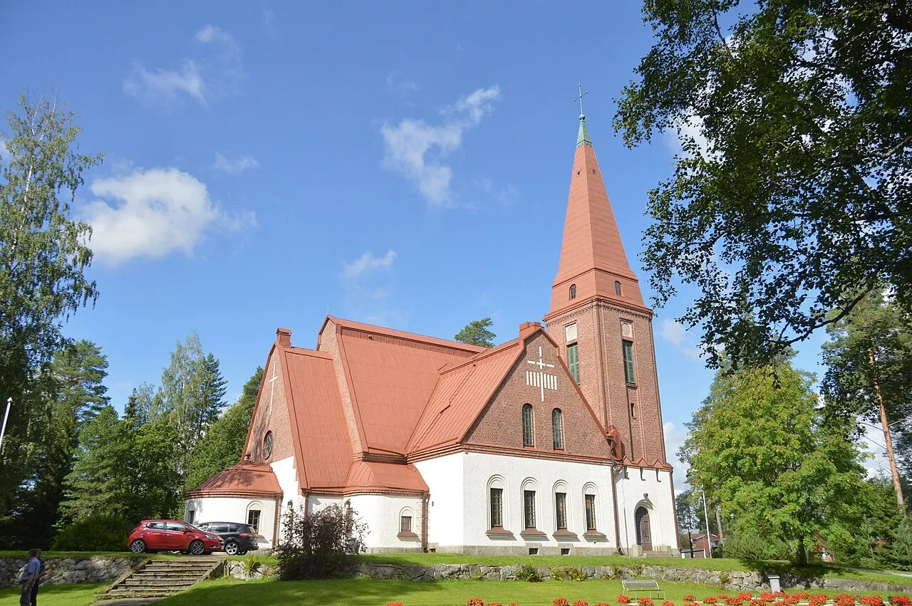 Siilinjärven kirkko kuvattuna sankarihautausmaan puolelta