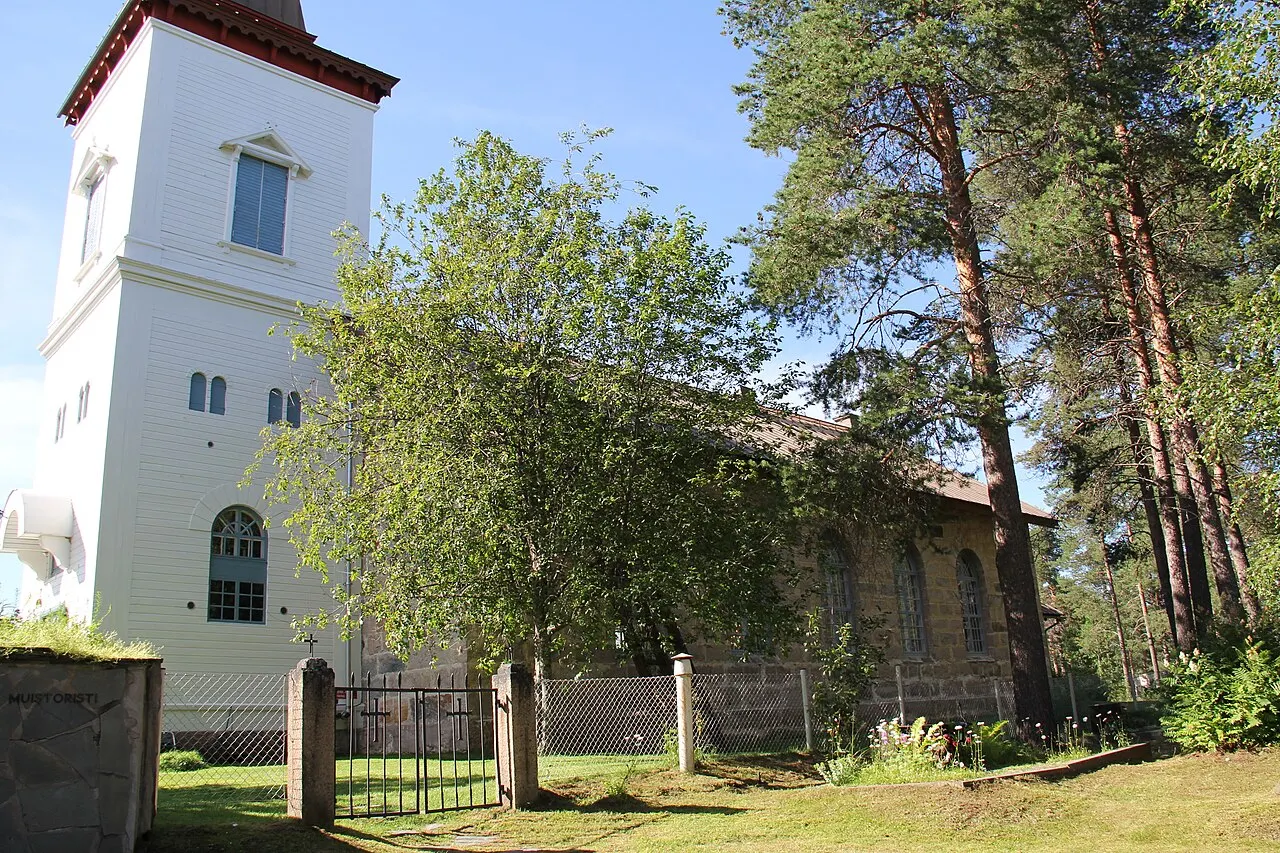 Sodankylän kirkko, Sodankylä, Suomi. - Kirkko kuvattuna kaakosta, hautausmaalta.