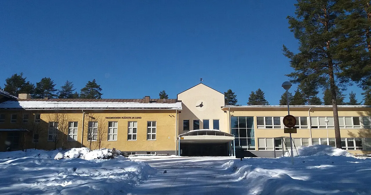 Tikkakosken yläaste ja lukio osotteessa Koulukatu 10.