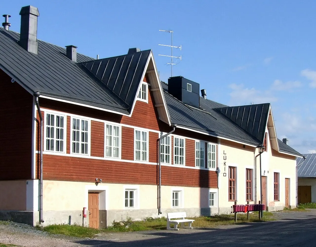 Tyrnävän Lukio toimii vanhassa meijerirakennuksessa. Lukio on Oulun Lyseon lukion etäopetuspiste.