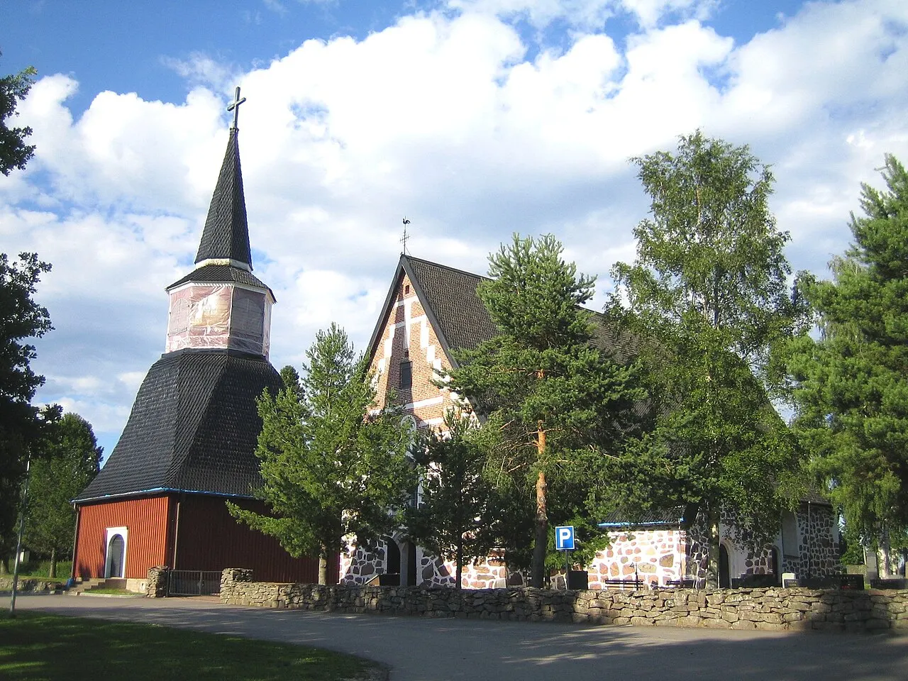 Ulvilan kirkko ja kellotapuli (vasemmalla)