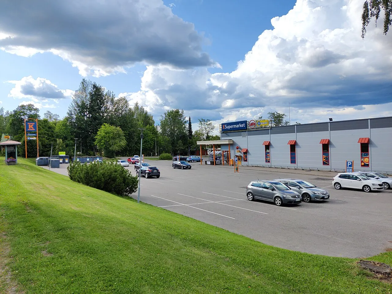 Vääksyn K-Market ja Kanavatien puoleinen parkkipaikka