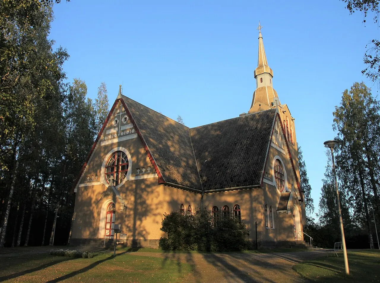 Vehmersalmen kirkko, Lempeläntie 17, Vehmersalmi, Kuopio. Kirkkorakennus on Josef Stenbäckin suunnittelema rapattu tiilikirkko, joka…