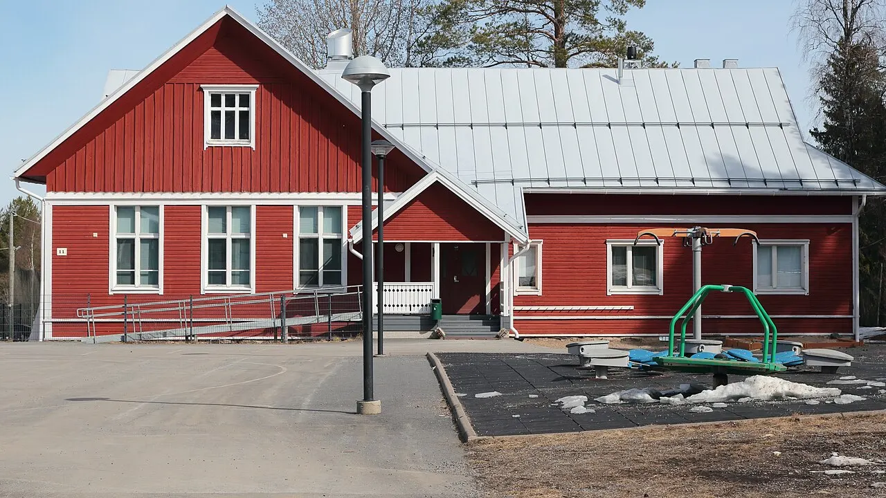 Ylikiimingin koulun Vesalan yksikön vanha koulurakennus Oulussa.
