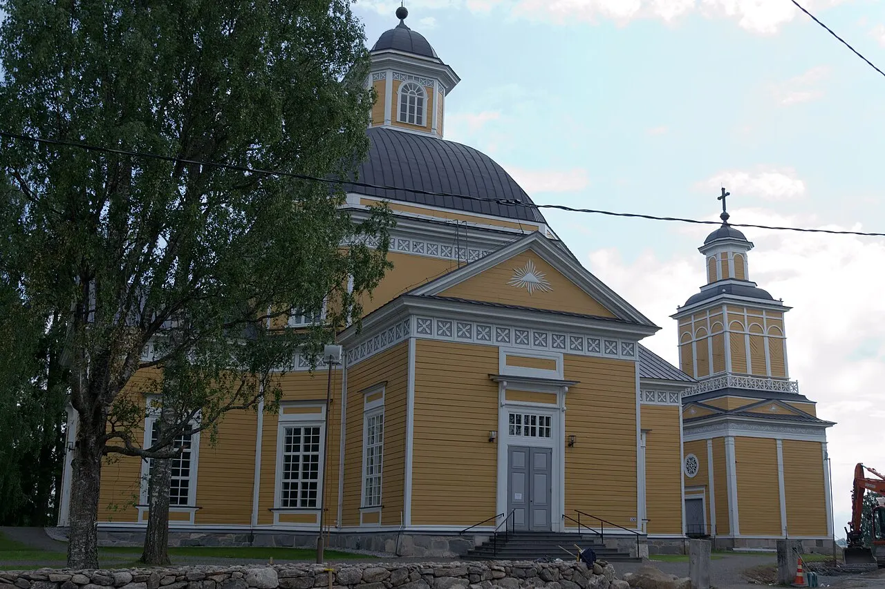 Vetelin kirkko (valmistunut vuonna 1843) ja kellotapuli (valmistunut vuonna 1859).