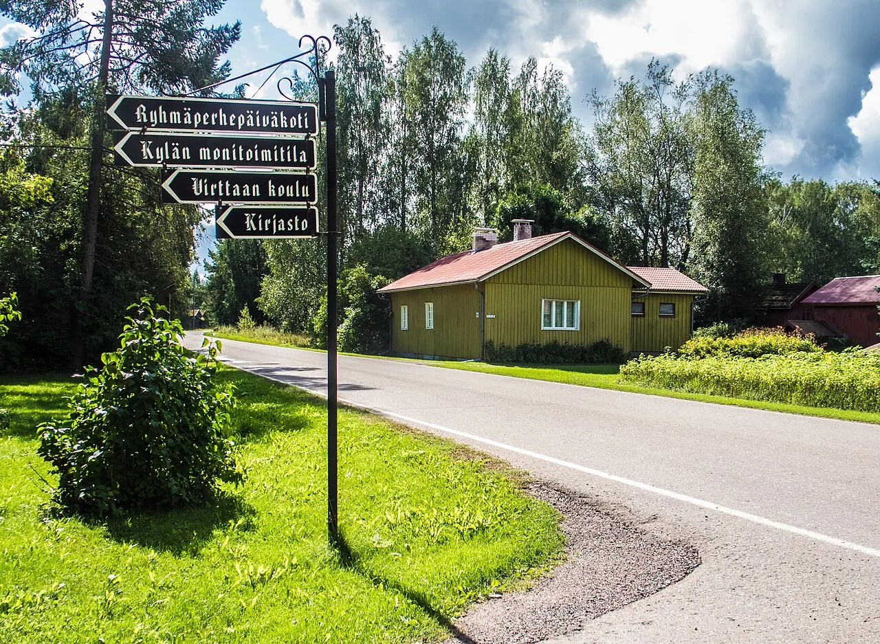 Virttaanraitti (paikallistie 12577) Virttaan koulun kohdalla Virttaan kylässä Loimaalla.