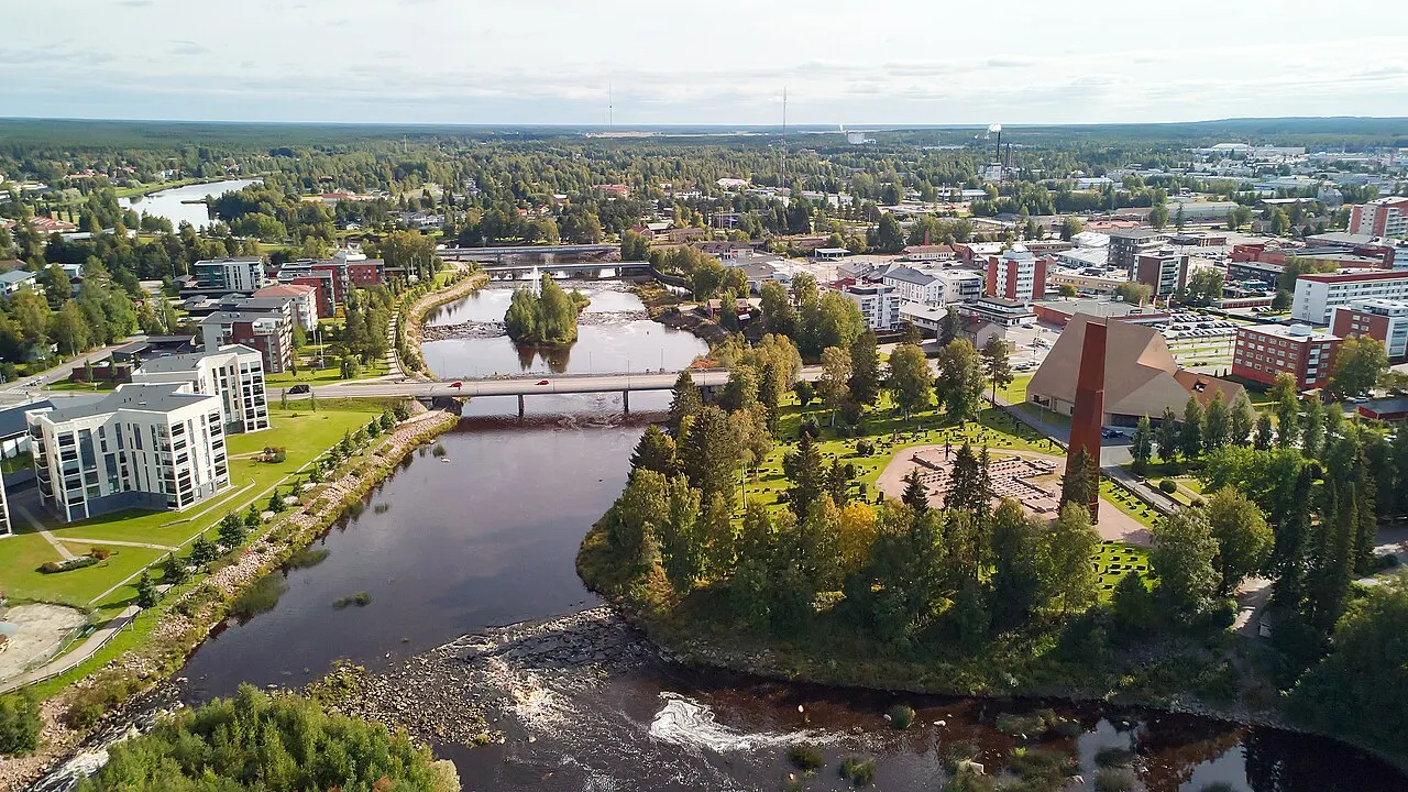 Ilmakuva Ylivieskan keskustassa syyskuussa 2022, keskellä Kalajoki.